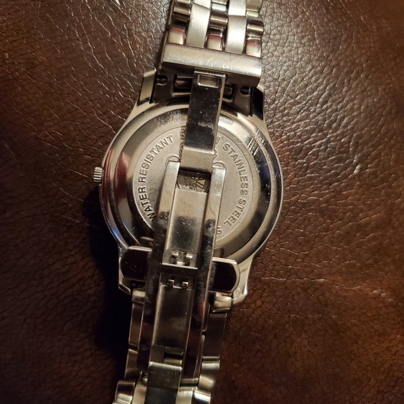 Authentic GUCCI STAINLESS STEEL LADIRS WATCH - Picture 5 of 12